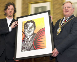 Daryl Campbell presents the lord Mayor with a unique portrait of Cllr Brown.