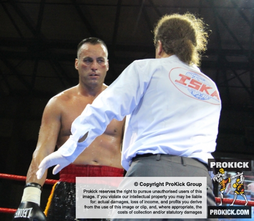 Stefan Leko recovers from a blazing Jerome Le Banner combination