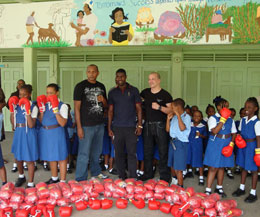 Carl Emery in Barbados with the gloves and kids who will benefit from the kind gesture of Switzerland's favourite son.