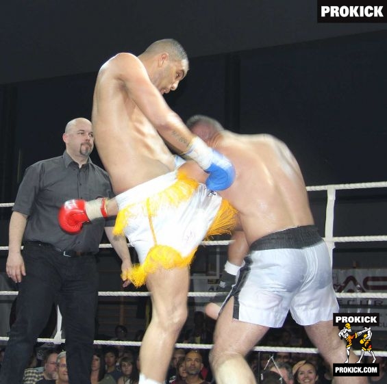 Knee strike by Wamba in match