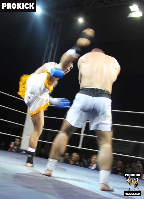 Wamba missed high kick at kickboxing Geneva