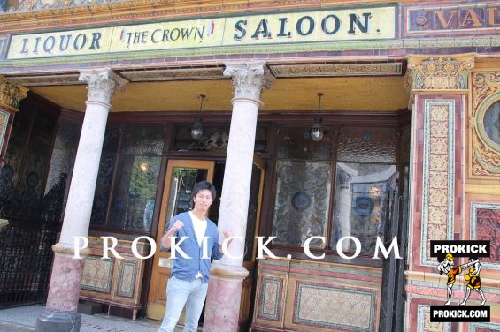 Japanese fighter visits Belfast's oldest Pub