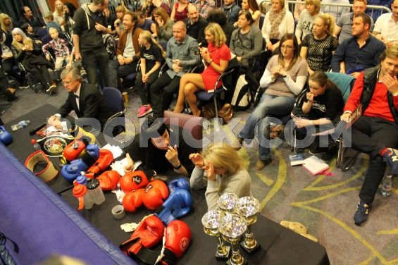 Audience kickmas cracker