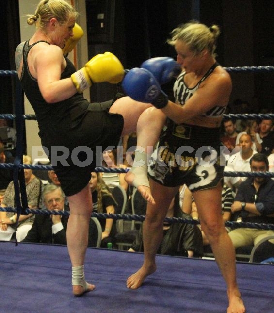 Female K1 style fight - knee work
