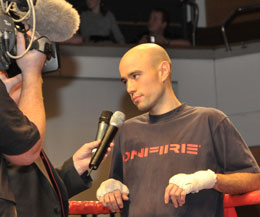 On The ropes - a not so happy Cox Jr being interviewed by TV right after his withdrawal with Hamilton back in 2008. Now it is finally on for October 10th